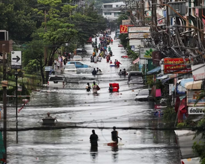 Thái Lan chìm trong lũ: 1,7 triệu người bị ảnh hưởng, 8 người thiệt mạng Thái Lan chìm trong lũ: 1,7 triệu người bị ảnh hưởng, 8 người thiệt mạng