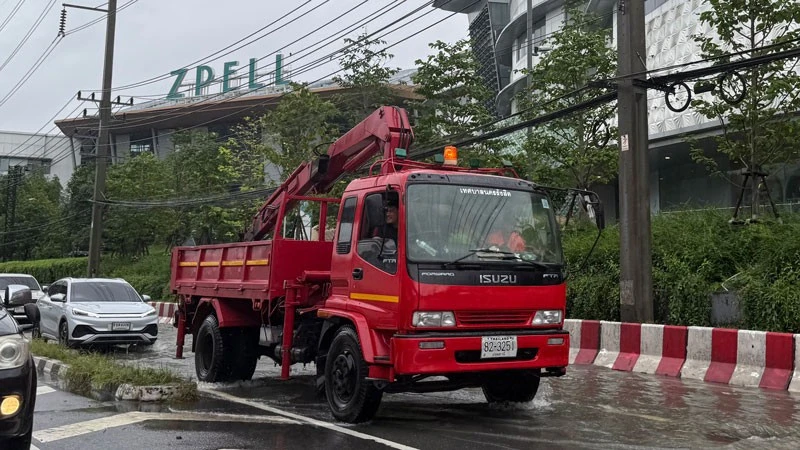 Thái Lan dồn lực chống lụt và hỗ trợ người dân di chuyển trong mưa lũ kéo dài Thái Lan dồn lực chống lụt và hỗ trợ người dân di chuyển trong mưa lũ kéo dài
