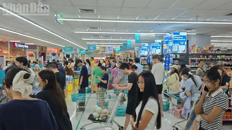 Thái Lan dồn lực chống lụt và hỗ trợ người dân di chuyển trong mưa lũ kéo dài Thái Lan dồn lực chống lụt và hỗ trợ người dân di chuyển trong mưa lũ kéo dài
