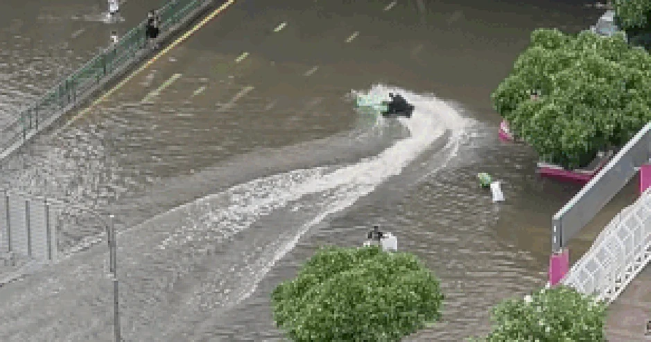 Thái Lan: Một người bị bắt vì lái mô tô nước 'drift' trên đường phố Bangkok