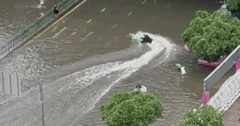 Thái Lan: Một người bị bắt vì lái mô tô nước 'drift' trên đường phố Bangkok