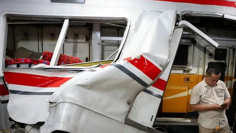 Thảm kịch đường sắt Indonesia: Một va chạm với taxi khiến đoàn tàu dừng lại… rồi 'bẹp dúm' trong tích tắc Thảm kịch đường sắt Indonesia: Một va chạm với taxi khiến đoàn tàu dừng lại… rồi 'bẹp dúm' trong tích tắc