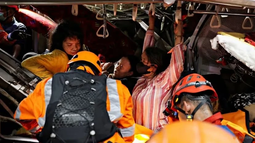 Thảm kịch đường sắt Indonesia: Một va chạm với taxi khiến đoàn tàu dừng lại… rồi 'bẹp dúm' trong tích tắc Thảm kịch đường sắt Indonesia: Một va chạm với taxi khiến đoàn tàu dừng lại… rồi 'bẹp dúm' trong tích tắc