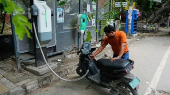 Tham vọng phủ xe điện để giảm ô nhiễm ở thủ đô Ấn Độ - Báo TinVina