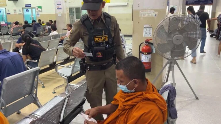 Thấy 'súng' nhô khỏi áo cà sa, bệnh viện liền báo cảnh sát: Nhà sư nói gì khi sự thật được hé lộ?