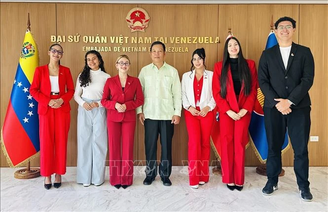 Thế hệ trẻ Venezuela ngưỡng mộ vị lãnh tụ vĩ đại của dân tộc Việt Nam Thế hệ trẻ Venezuela ngưỡng mộ vị lãnh tụ vĩ đại của dân tộc Việt Nam