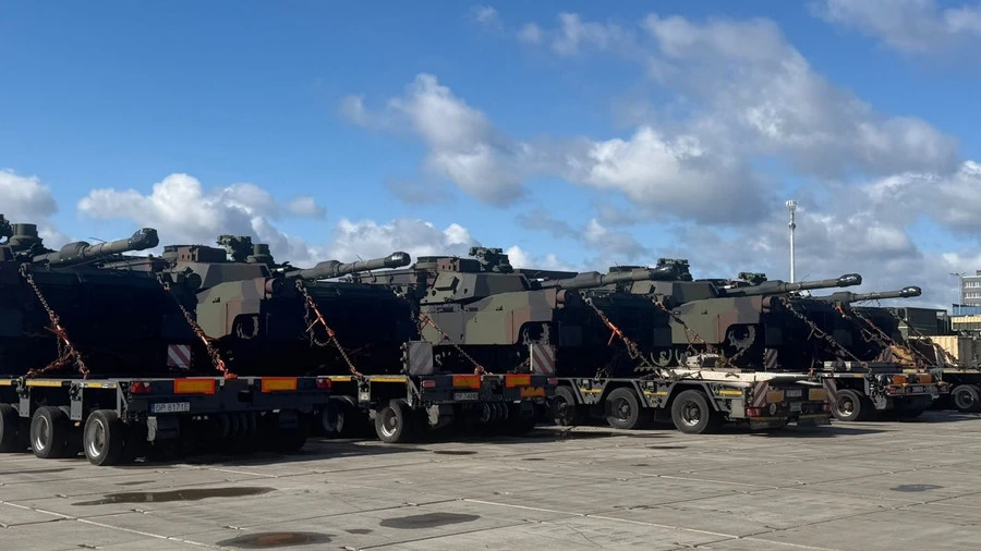 Thêm hàng loạt xe tăng M1A2SEPv3 Abrams tối tân áp sát biên giới Nga Thêm hàng loạt xe tăng M1A2SEPv3 Abrams tối tân áp sát biên giới Nga
