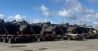 Thêm hàng loạt xe tăng M1A2SEPv3 Abrams tối tân áp sát biên giới Nga