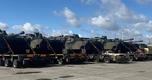Thêm hàng loạt xe tăng M1A2SEPv3 Abrams tối tân áp sát biên giới Nga