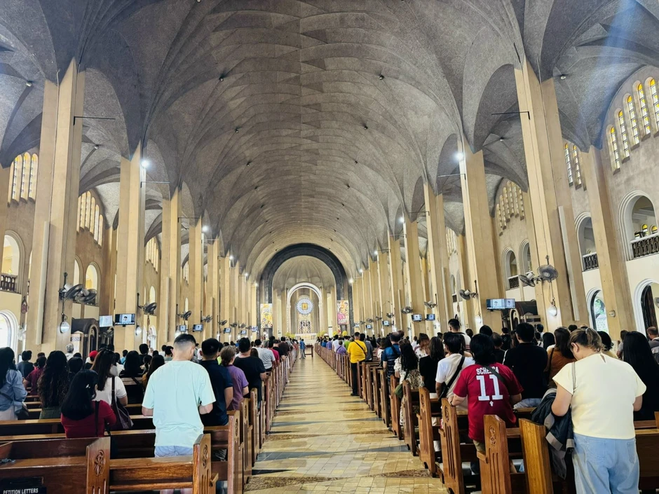 Theo dòng người đến Nhà thờ Baclaran ở Manila Theo dòng người đến Nhà thờ Baclaran ở Manila