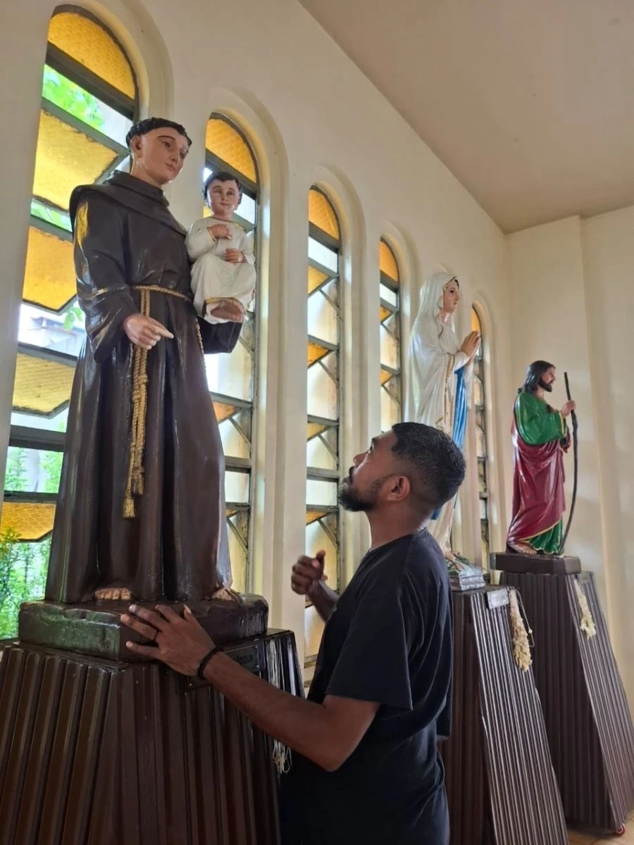 Theo dòng người đến Nhà thờ Baclaran ở Manila Theo dòng người đến Nhà thờ Baclaran ở Manila
