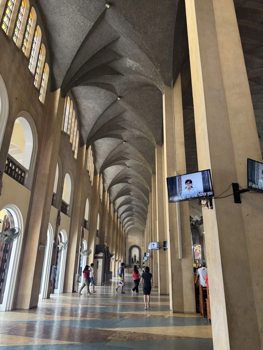Theo dòng người đến Nhà thờ Baclaran ở Manila Theo dòng người đến Nhà thờ Baclaran ở Manila