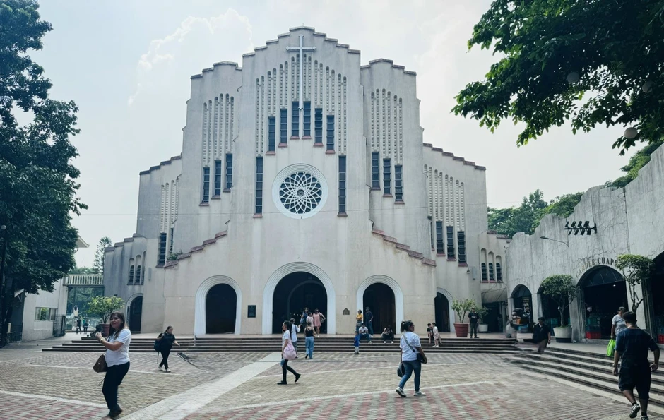 Theo dòng người đến Nhà thờ Baclaran ở Manila Theo dòng người đến Nhà thờ Baclaran ở Manila