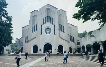 Theo dòng người đến Nhà thờ Baclaran ở Manila