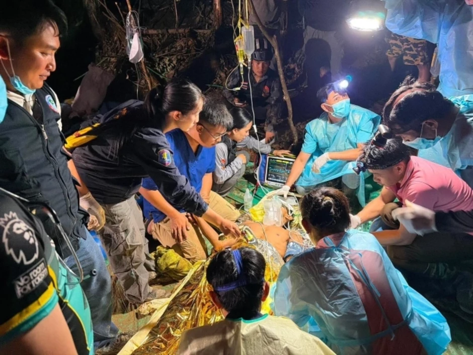 Thợ lặn giải cứu thành công một người kẹt trong hang ở Lào Thợ lặn giải cứu thành công một người kẹt trong hang ở Lào