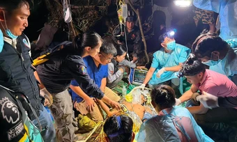 Thợ lặn giải cứu thành công một người kẹt trong hang ở Lào