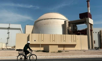 Thứ trưởng Iran kêu gọi lập 'hàng rào người' quanh các nhà máy điện