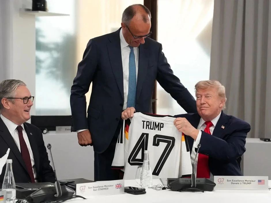 Thủ tướng Đức tặng áo đấu cho Tổng thống Trump Thủ tướng Đức tặng áo đấu cho Tổng thống Trump