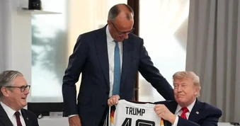 Thủ tướng Đức tặng áo đấu cho Tổng thống Trump