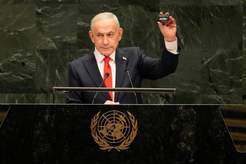 Thủ tướng Israel mang máy nhắn tin đến Liên Hợp Quốc, gợi nhớ đòn tấn công chết chóc nhằm vào Hezbollah Thủ tướng Israel mang máy nhắn tin đến Liên Hợp Quốc, gợi nhớ đòn tấn công chết chóc nhằm vào Hezbollah