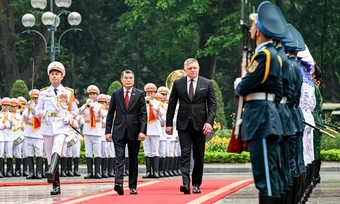 Thủ tướng Lê Minh Hưng chủ trì lễ đón Thủ tướng Slovakia