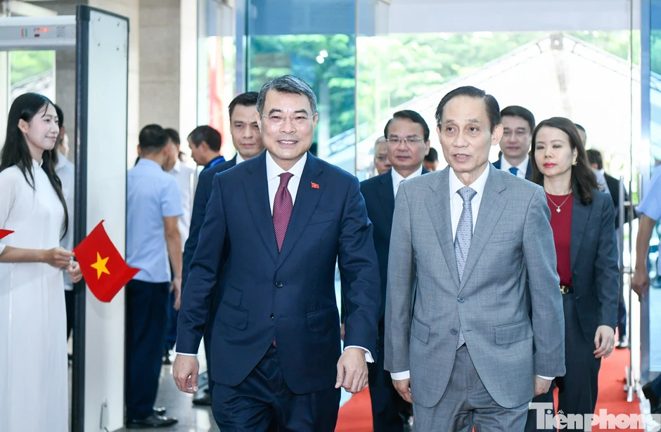 Thủ tướng Lê Minh Hưng: Trách nhiệm của cán bộ ngoại giao kinh tế không dừng ở ký kết