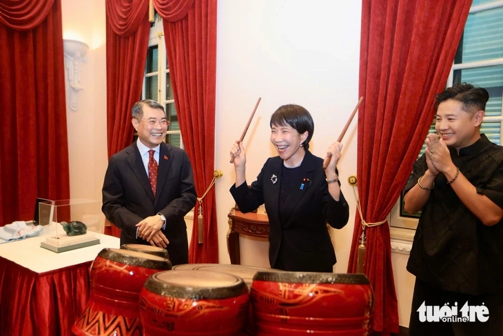 Thủ tướng Nhật Bản Takaichi Sanae thử đánh trống tại tiệc chiêu đãi ở Việt Nam Thủ tướng Nhật Bản Takaichi Sanae thử đánh trống tại tiệc chiêu đãi ở Việt Nam