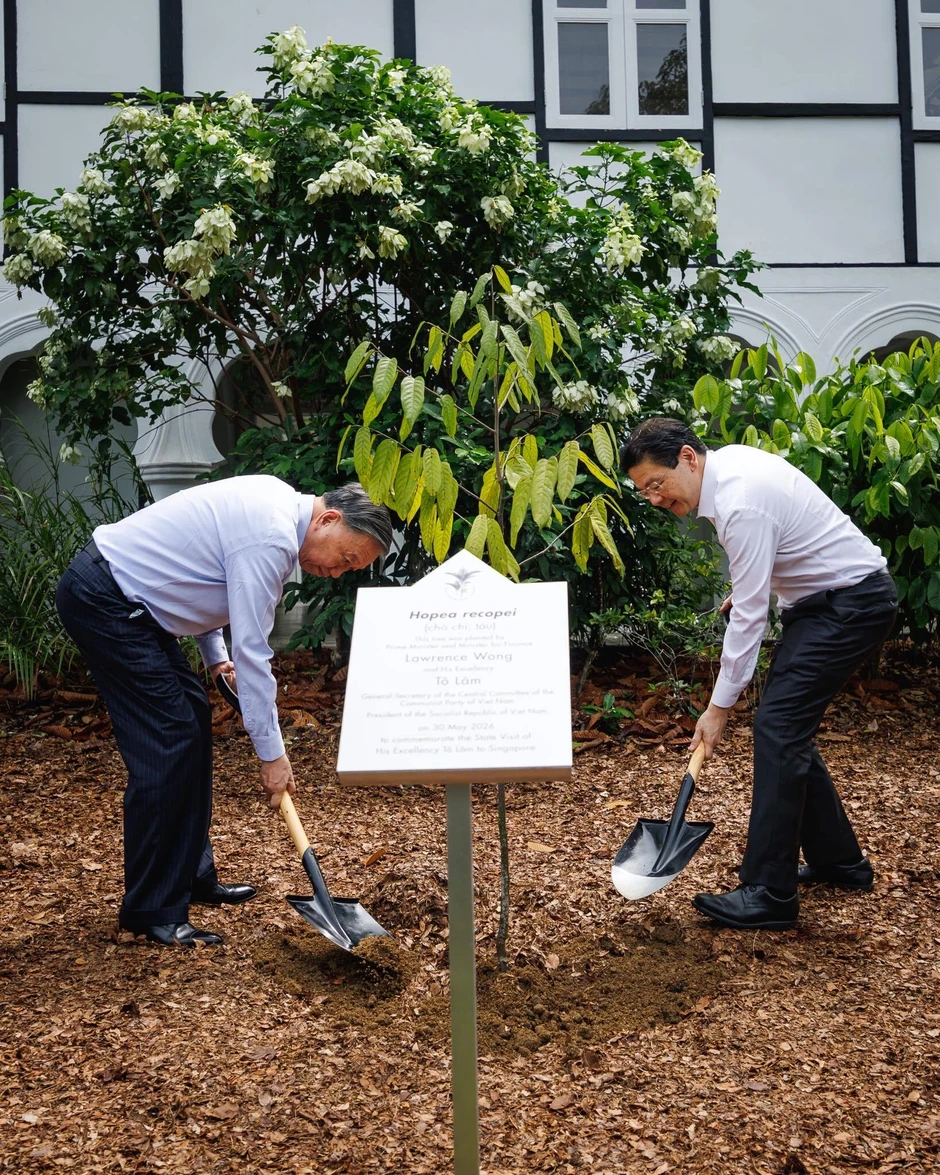 Thủ tướng Singapore đăng ảnh trồng cây cùng Tổng Bí thư, Chủ tịch nước Thủ tướng Singapore đăng ảnh trồng cây cùng Tổng Bí thư, Chủ tịch nước