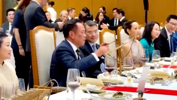 Thủ tướng Thái Lan chơi đàn T'rưng trong tiệc chiêu đãi tại Hà Nội