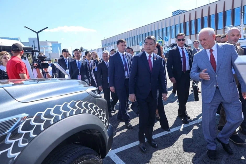 Thủ tướng tham quan trực thăng, xe tải tại triển lãm ở Tatarstan
