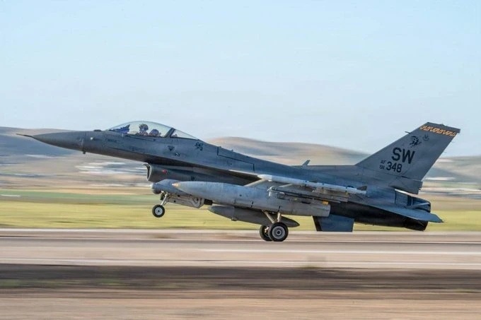 Tiêm kích F-16 Mỹ hạ cánh khẩn cấp tại Saudi Arabia Tiêm kích F-16 Mỹ hạ cánh khẩn cấp tại Saudi Arabia
