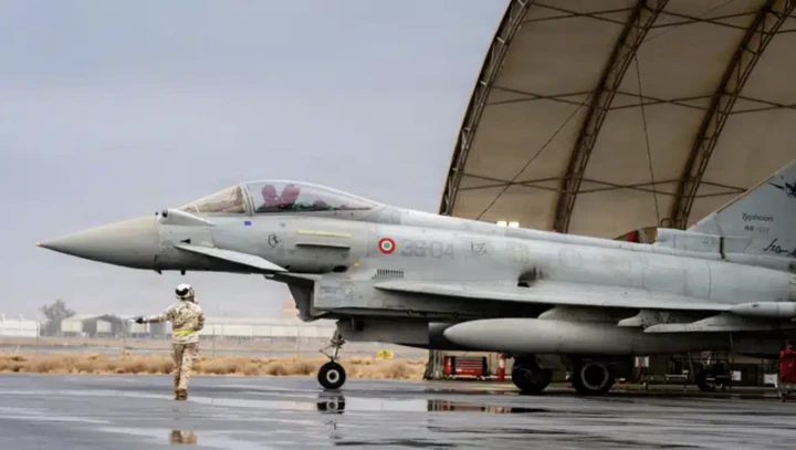 Tiêm kích Typhoon của Italy trúng đòn tập kích từ Houthi Tiêm kích Typhoon của Italy trúng đòn tập kích từ Houthi