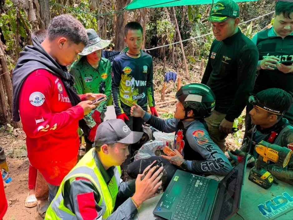 Tìm thấy 5 người sống sót sau một tuần mắc kẹt trong hang động ngập nước ở Lào Tìm thấy 5 người sống sót sau một tuần mắc kẹt trong hang động ngập nước ở Lào