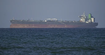 Tin tức thế giới 10-4: Ông Trump nói dầu sẽ sớm qua eo biển Hormuz; Nga ngừng bắn 32 giờ