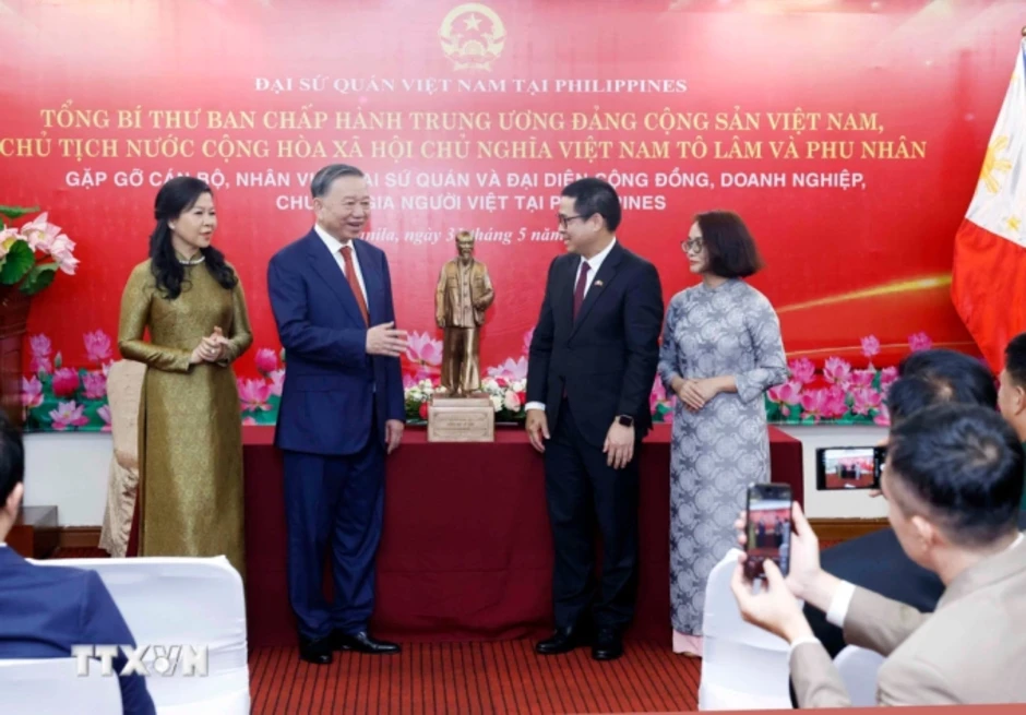 Tổng Bí thư, Chủ tịch nước dâng hoa tại tượng đài Chủ tịch Hồ Chí Minh ở Philippines Tổng Bí thư, Chủ tịch nước dâng hoa tại tượng đài Chủ tịch Hồ Chí Minh ở Philippines