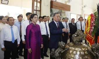 Tổng Bí thư, Chủ tịch nước dâng hương tưởng niệm Chủ tịch Hồ Chí Minh tại Thái Lan