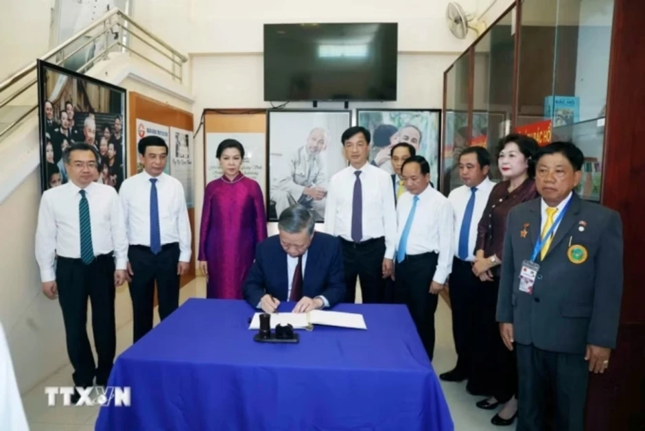 Tổng Bí thư, Chủ tịch nước dâng hương tưởng niệm Chủ tịch Hồ Chí Minh tại Thái Lan Tổng Bí thư, Chủ tịch nước dâng hương tưởng niệm Chủ tịch Hồ Chí Minh tại Thái Lan