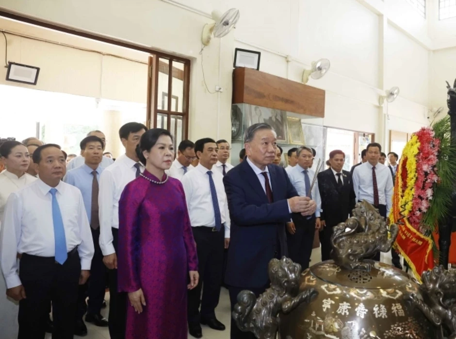 Tổng Bí thư, Chủ tịch nước dâng hương tưởng niệm Chủ tịch Hồ Chí Minh tại Thái Lan Tổng Bí thư, Chủ tịch nước dâng hương tưởng niệm Chủ tịch Hồ Chí Minh tại Thái Lan