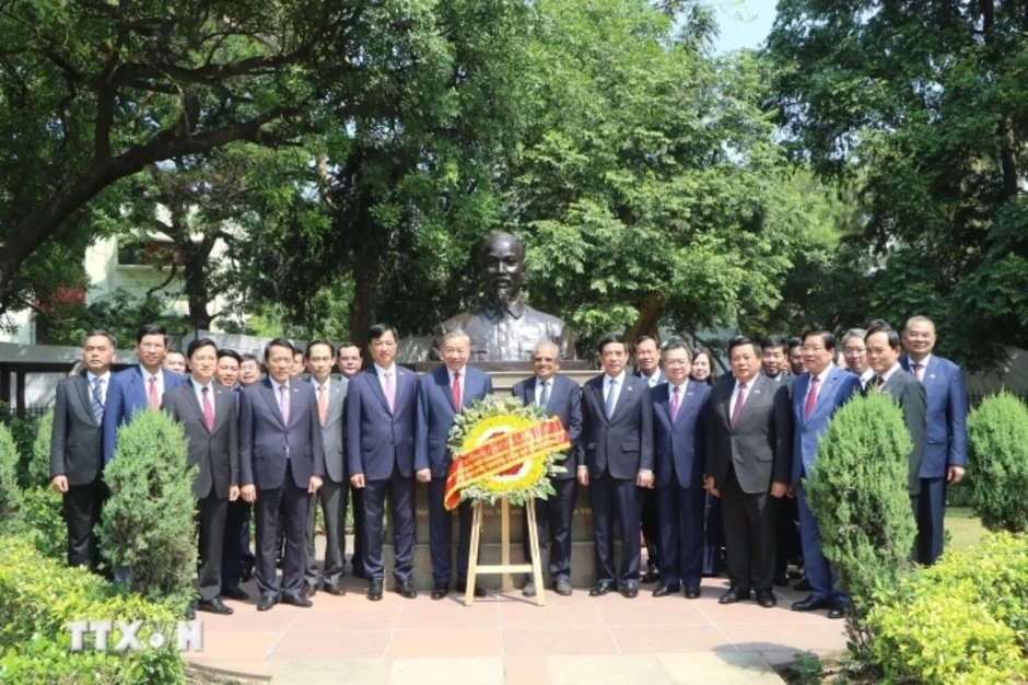 Tổng Bí thư, Chủ tịch nước đặt vòng hoa tại tượng Chủ tịch Hồ Chí Minh ở Ấn Độ