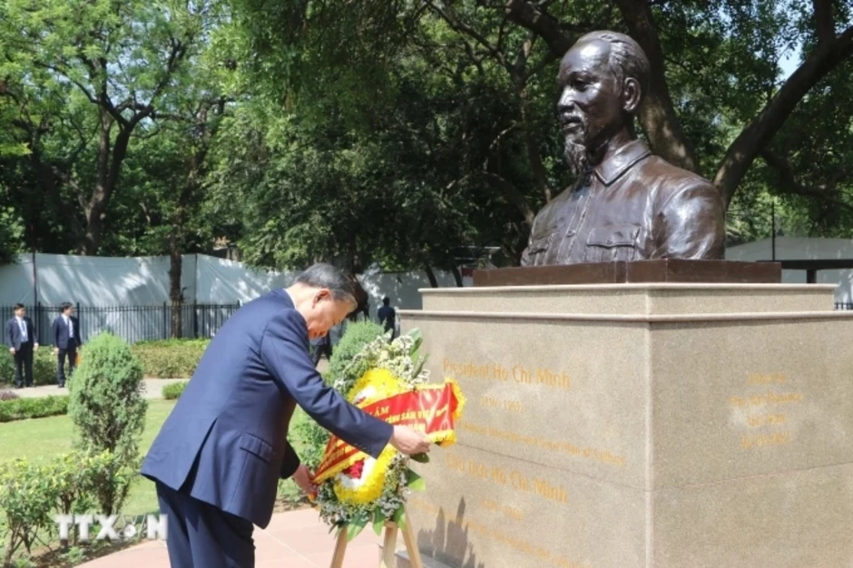 Tổng Bí thư, Chủ tịch nước đặt vòng hoa tại tượng Chủ tịch Hồ Chí Minh ở Ấn Độ