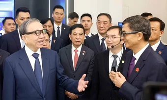 Tổng Bí thư, Chủ tịch nước trải nghiệm thiết bị công nghệ ở Nam Ninh