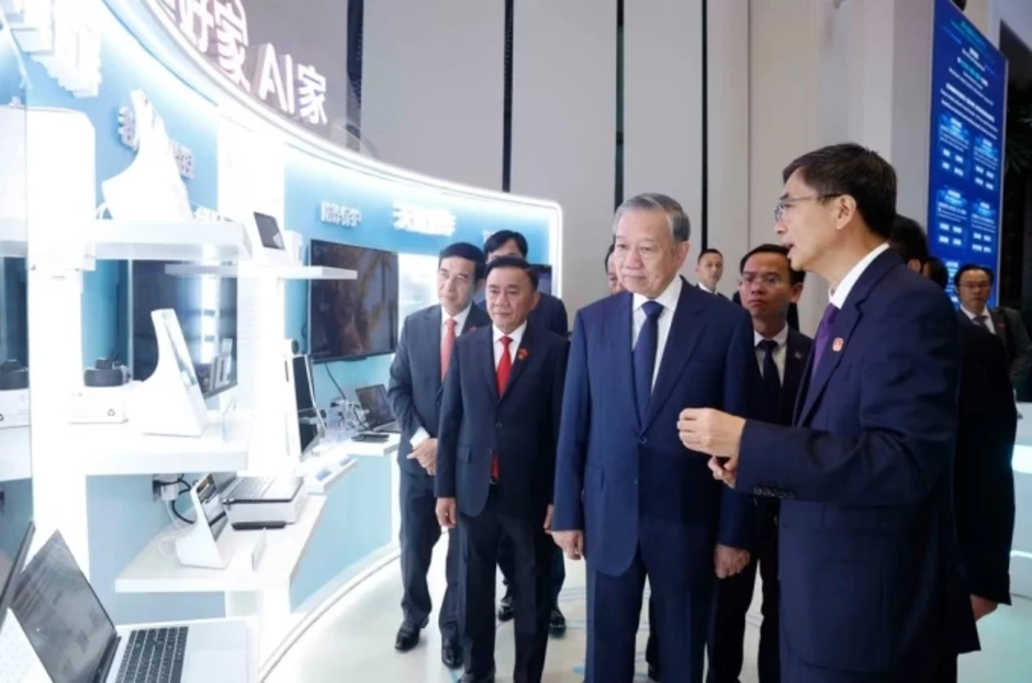 Tổng Bí thư, Chủ tịch nước trải nghiệm thiết bị công nghệ ở Nam Ninh Tổng Bí thư, Chủ tịch nước trải nghiệm thiết bị công nghệ ở Nam Ninh