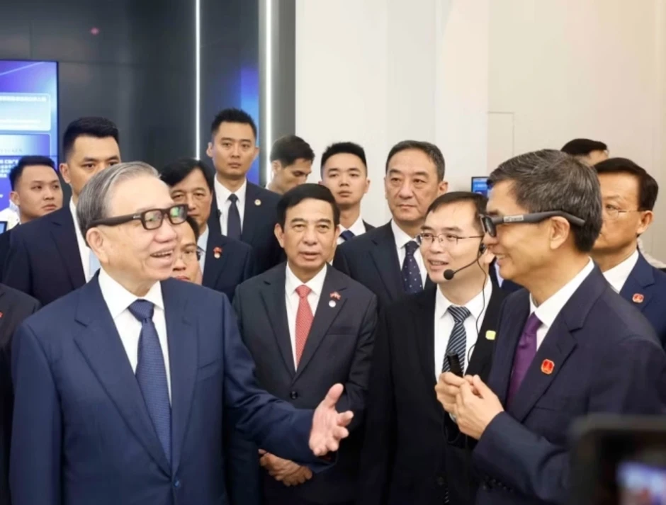 Tổng Bí thư, Chủ tịch nước trải nghiệm thiết bị công nghệ ở Nam Ninh Tổng Bí thư, Chủ tịch nước trải nghiệm thiết bị công nghệ ở Nam Ninh