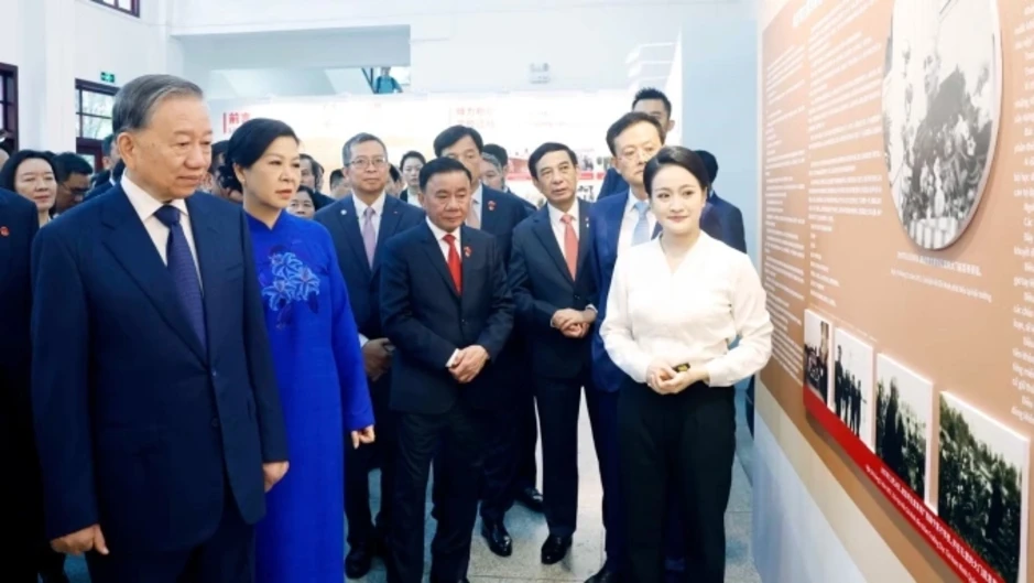 Tổng Bí thư, Chủ tịch nước trải nghiệm thiết bị công nghệ ở Nam Ninh Tổng Bí thư, Chủ tịch nước trải nghiệm thiết bị công nghệ ở Nam Ninh