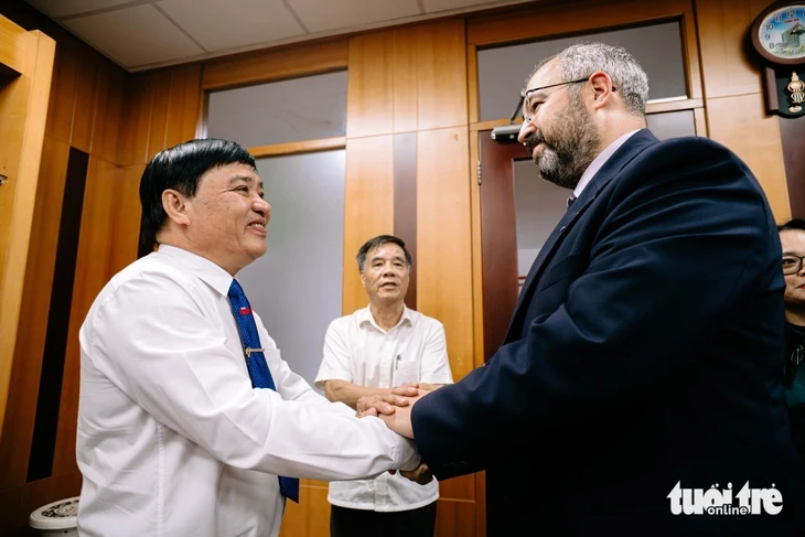 Tổng lãnh sự Nga thăm báo Tuổi Trẻ Tổng lãnh sự Nga thăm báo Tuổi Trẻ