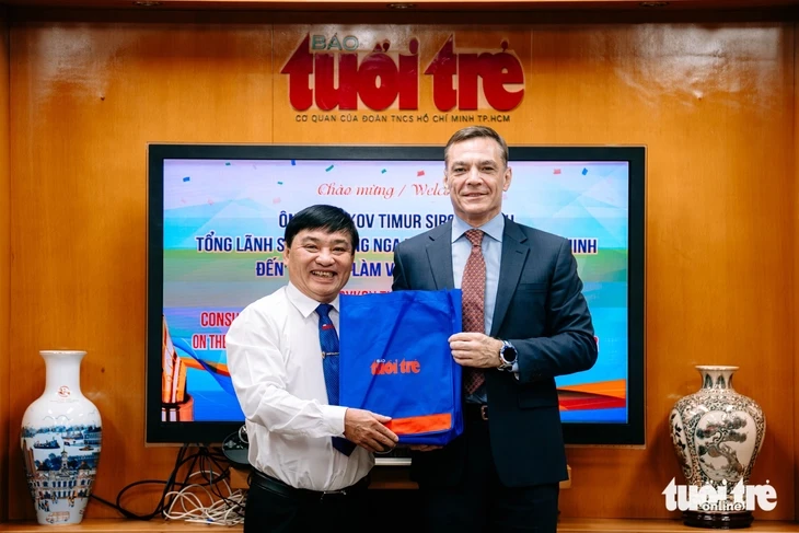 Tổng lãnh sự Nga thăm báo Tuổi Trẻ Tổng lãnh sự Nga thăm báo Tuổi Trẻ