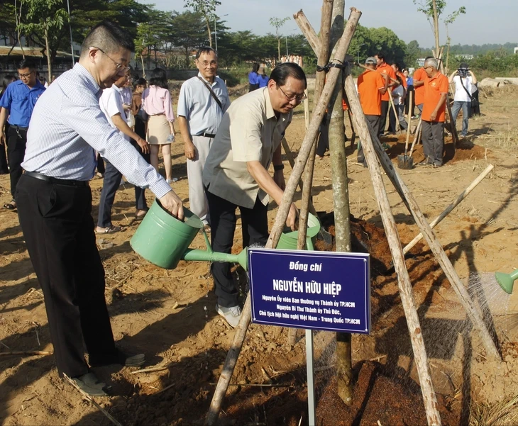 Tổng lãnh sự Trung Quốc tham dự lễ trồng cây gây rừng tại TP.HCM Tổng lãnh sự Trung Quốc tham dự lễ trồng cây gây rừng tại TP.HCM