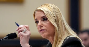 Tổng thống Donald Trump cách chức Bộ trưởng Tư pháp Pam Bondi gây chấn động chính trường Mỹ