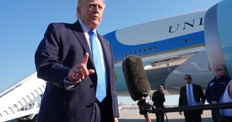 Tổng thống Donald Trump nói: "Eo biển sẽ được mở lại rất sớm thôi"