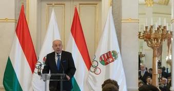 Tổng thống Hungary ký ban hành sửa đổi Hiến pháp, chấm dứt nhiệm kỳ trước thời hạn